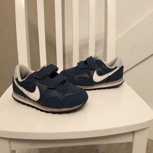 Boys nike sneakers 10 vgc shoes athletic